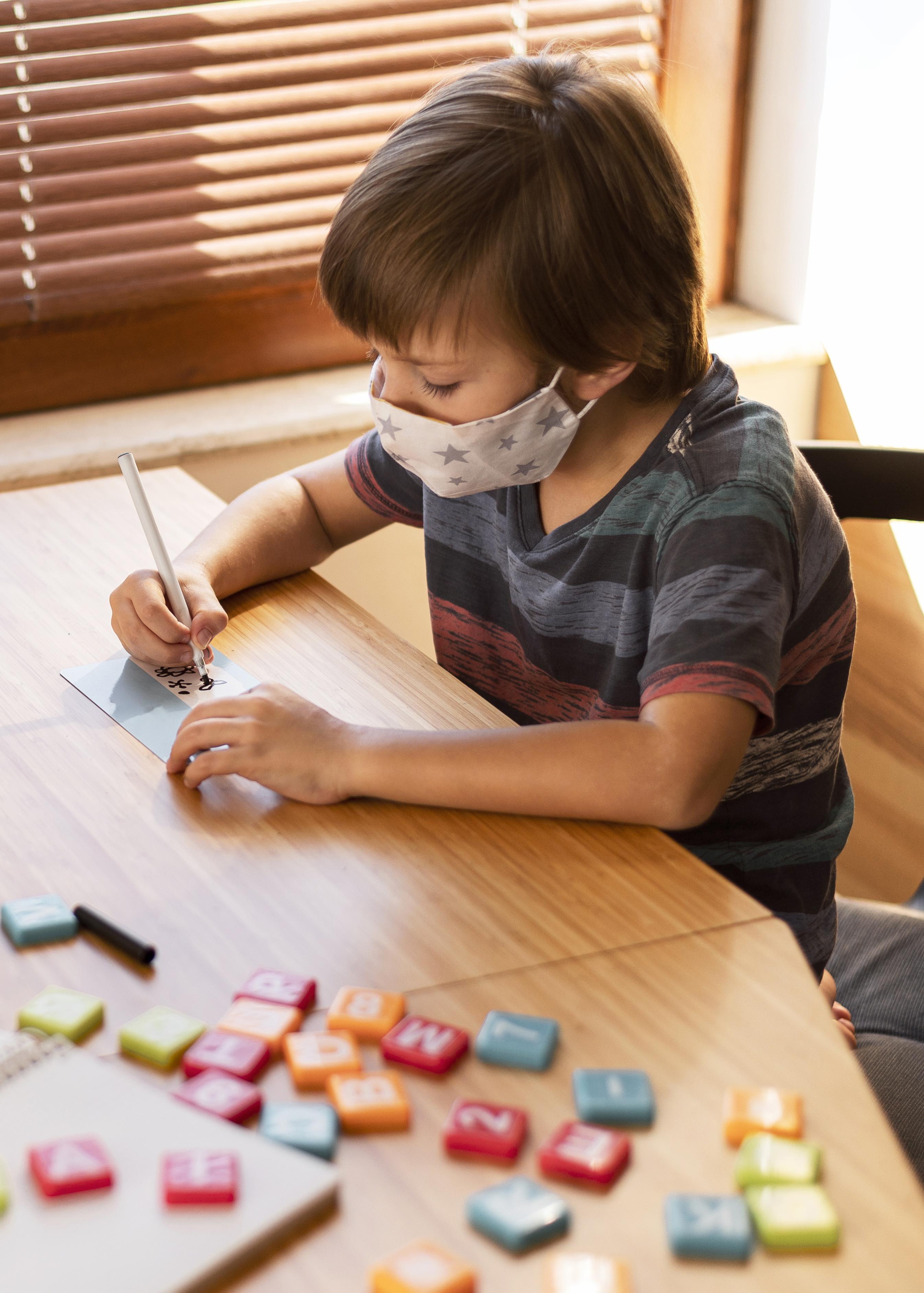 Rəngarəng hərflərlə məşğul olan şagird